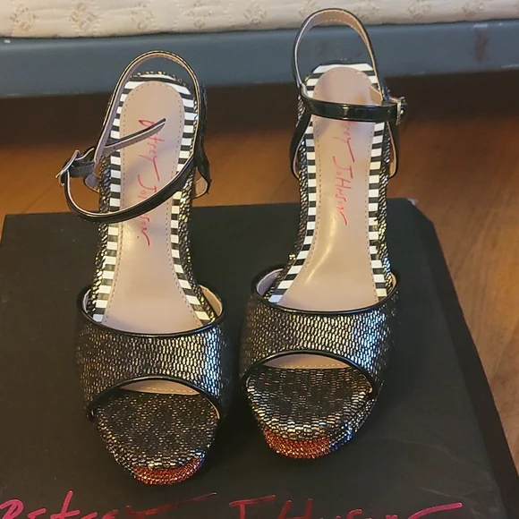 Size 6 Betsey Johnson Alaia heels - Picture 2 of 5